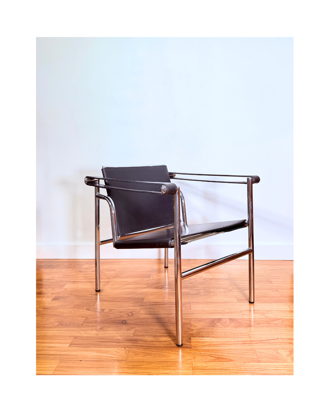 Silla siguiendo LC1 de Le Corbusier